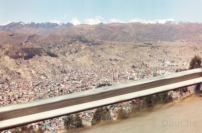 20110212_072.jpg - Arriving at La Paz is impressive ... the city is smeared on the slopes of a deep canyon.