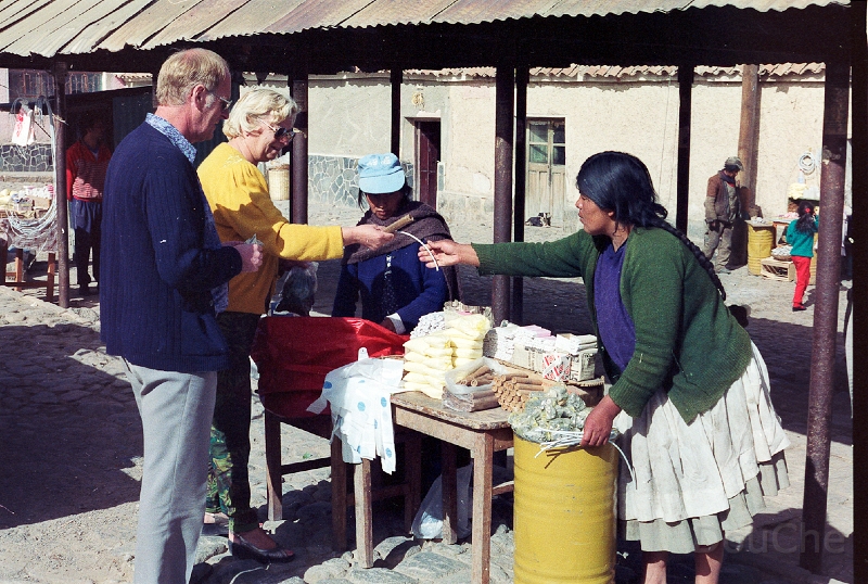 20110213_017.jpg - Buying coca leaves !