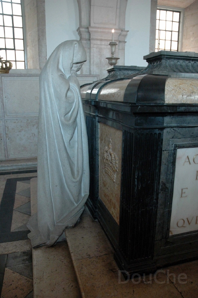 DSC_0355.JPG - Statue in Sao Vincene de Fora in Alfama, Lisbon