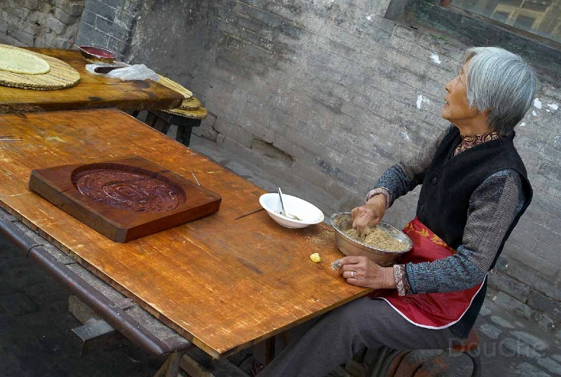 L1002792.jpg - Making 'moon cakes' ... a pastry given as presents with the moon festival.