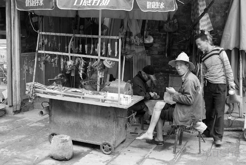 L1003245_BW.jpg - Keymaker