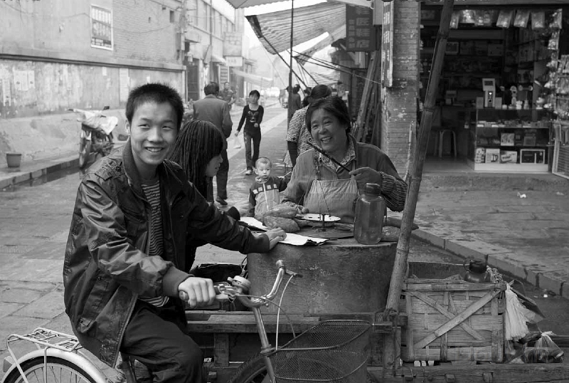 L1003247_BW.jpg - Selling sweet potatoes.
