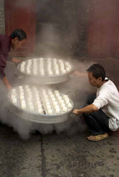 L1003261.jpg - Steaming mantou ...