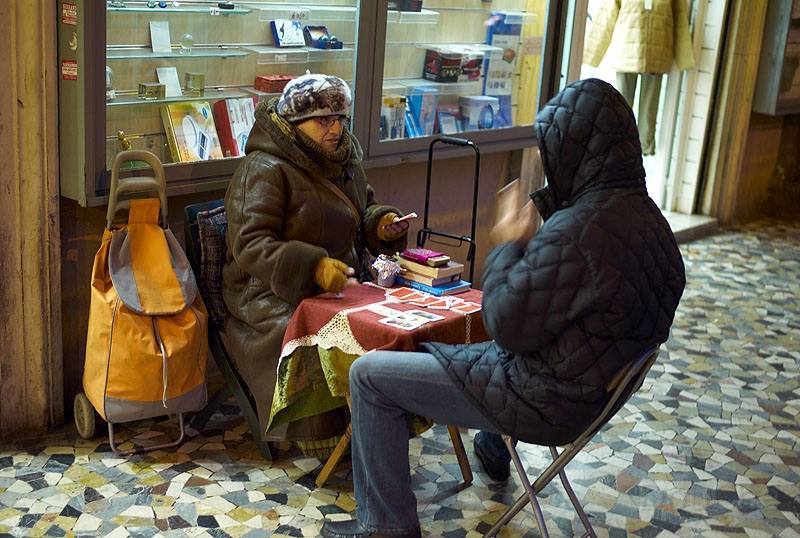 L1004205_800.jpg - A fortune teller on the streets.