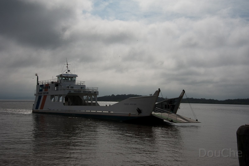 DSC_1850.jpg - Frazer Island is and island, so you need a boat to get there ...
