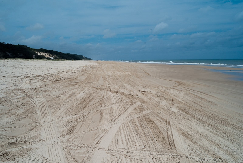 L1008826.jpg - 100 km of white sand beach to drive on ...