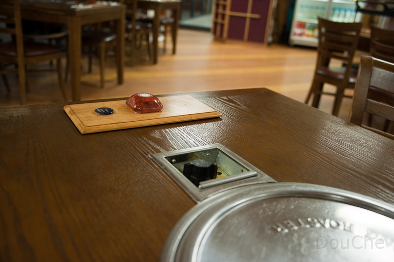 DSC_2268.jpg - You know what the red button is on the table in this restaurant? Right ! The bell to ring the waiter !