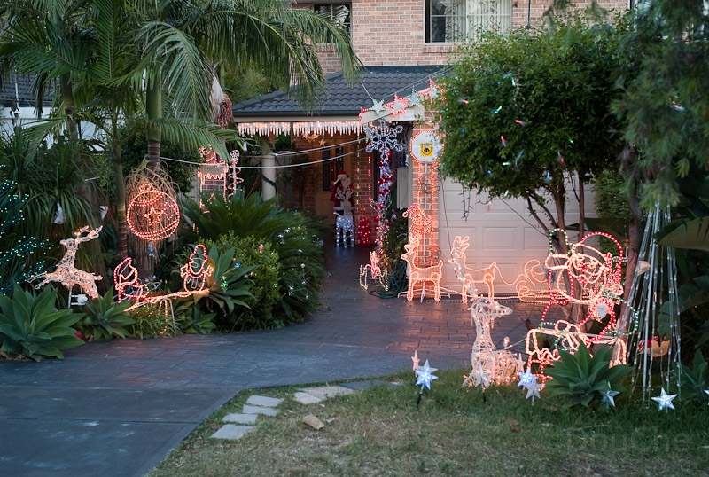 L1008946.jpg - Some go crazy with those lights ...