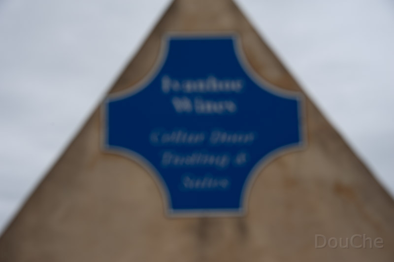 DSC_2573.jpg - ... blue-ish ... yep ... the wine was blue ... definately ... and signpost red for sure ... a vague memory brings up the name of Ivanhoe ...