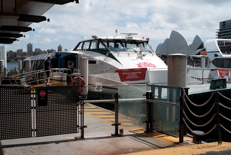 L1008433.jpg - Taking a rivercat from Circular Quay ... the opera house in the back ground.