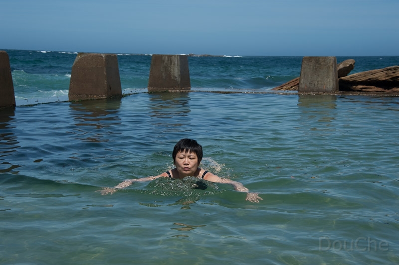 DSC_1065.jpg - Others go for the protective concrete boundaries of a pool ...