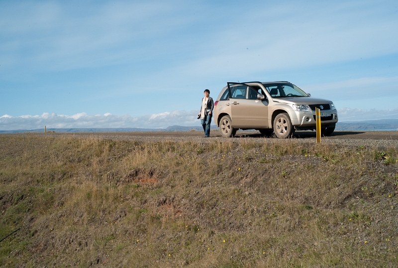 L1007479.jpg - No need to find a parking space when you want to take a picture. Just halt the car in the middle of the road ... the next other vehicule passing by will most likely only get here in two or three hours ... Parking off-road would be deadly dangerous anyway ...