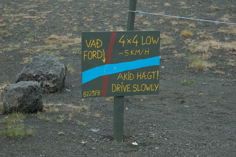 DSC_0002.jpg - Aha ... first challenge ... decipher the help to cross the river ... We crossed 7 rivers on this trip ... (nobody asks why going and coming back we didn't cross the same amount of rivers? Well, we took the F910-F905 combination back ... a shorter route, but far worse conditioned)