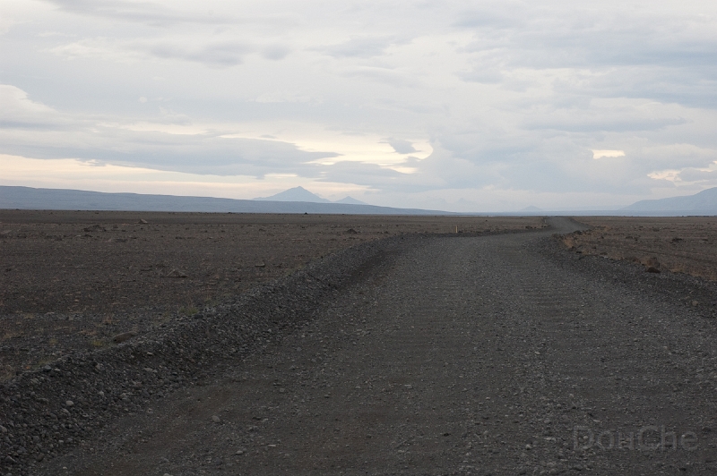 DSC_0006.jpg - This is a part of the road where you could actually be a little speedy ... and we had time to think about taking pics ...