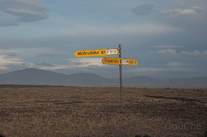 DSC_0073.jpg - There are not many of them, road signs, but here they are pretty usefull ...