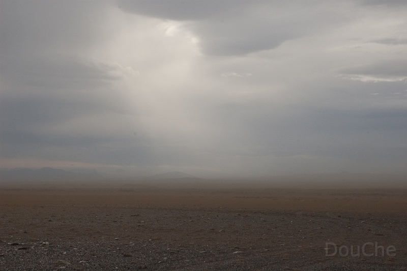 DSC_0182.jpg - ... and a sand storm to start with ... you should know that winds here are very(!) strong ... they literally blow the door of your car 180 degrees ... and with the vulcano sand they create sandblasting streams that whipe of the paint of your car (explicitely not insured against for rental cars)