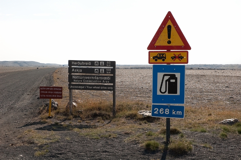 DSC_0258.jpg - Enough petrol? Check ! Enough water? Check ! 4WD? Check ! Enough time? Hmmm ... 100 going and 100 back ... 14:00 ... average speed estimated at 50 ... if nothing seriously happens ... check ! (Well, the average speed ended up being less than 30 ! We were just back when the sun disappeared behind the horizon.)