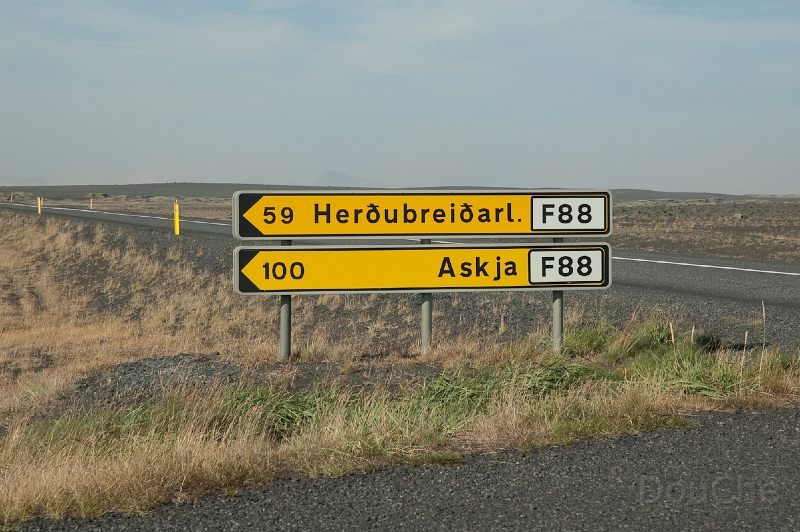 DSC_0261.jpg - The F88 is one of the few mountain roads crossing the entire country. The Askja crater is hundred km on this road. Between here (the paved road you see behind is already in the middle of nowhere) and the crater, there is absolutely nothing except a camp site ...