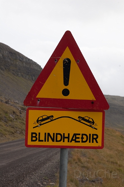 DSC_0148.jpg - Would like to suggest Iceland to consider the Sahara trick of putting large antennas with a small flag on top on the front of a jeep to actually see upcoming traffic when you hit the 45 degree angle ...