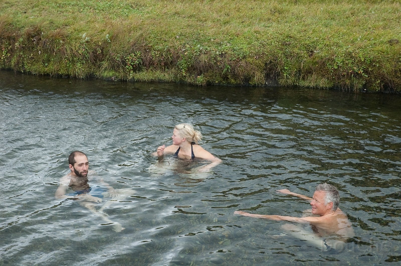 DSC_0164.jpg - Yes ! There are people actually getting into the hot springs. Why not us? The brains of two scientists together, reading a sign warning for 'swimmers itch' ... (http://en.wikipedia.org/wiki/Swimmer%27s_itch) ... don't know if those three are still alive now ... ;-)
