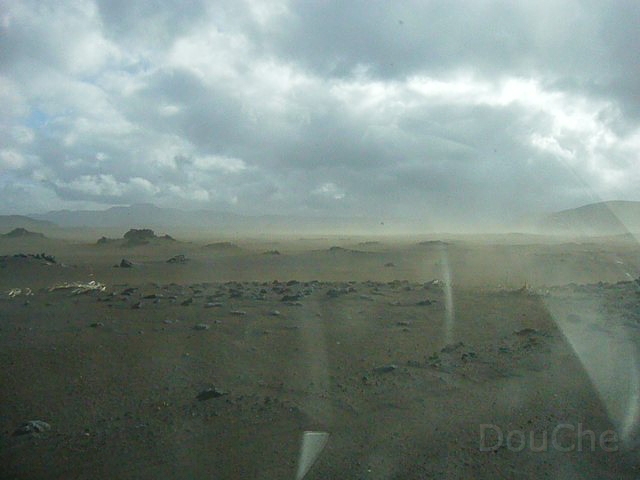 P1100332.jpg - Damn ! Again a sand storm ... They really want us to bring back a metal non-colored car ...