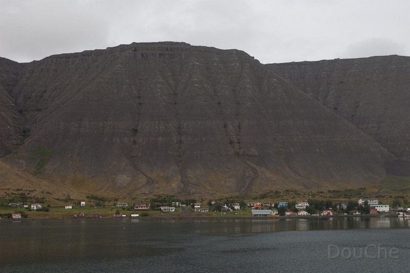 DSC_0206.jpg - A typical 'village' in the fjords ...