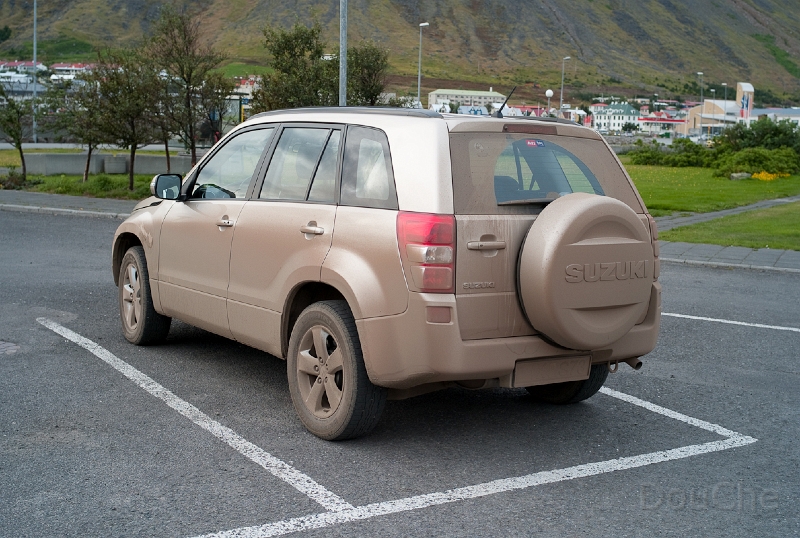 L1007442.jpg - We only understood why the car rental company choose the redish-golden color for this jeep when we crossed the Western-Fjords ... you can't see the dirt ! ... well ... maybe you can ... on the back window, on the licence plate and the wheels ...