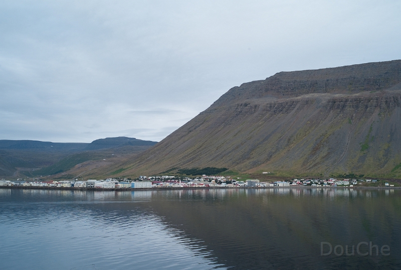 L1007443.jpg - Ísafjörður is the largest city of the western fjords with a whopping 2.500 heads !