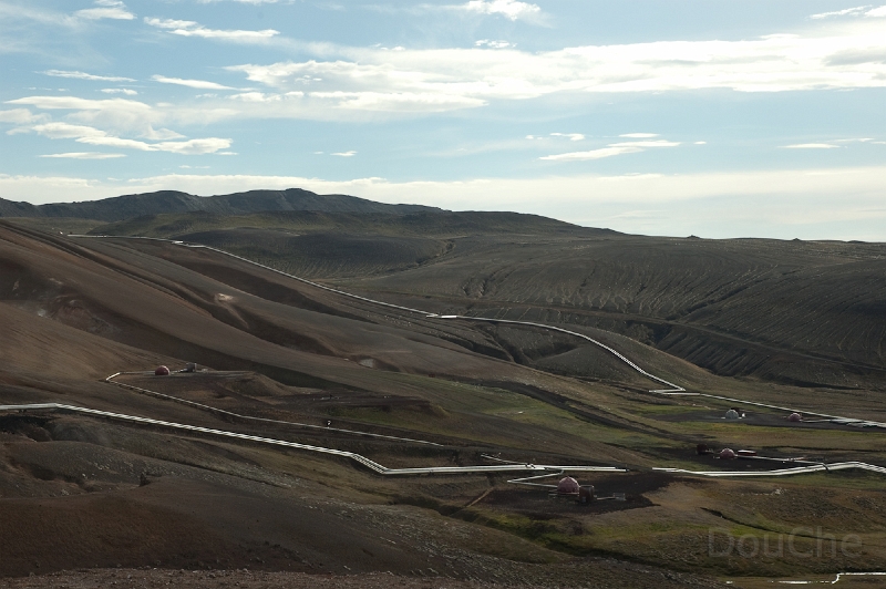 DSC_0204.jpg - They drilled several wholes in search for steam, which is captured and led to the powerstation through pipes ...