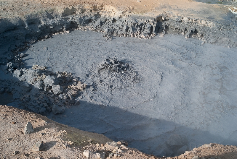 L1007674.jpg - Mudpools are filled with rock dissolved in sulpheric acid ! Cough ... cough ...