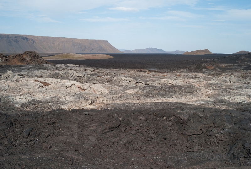 L1007718.jpg - Lava flows as far as the eye can catch ...