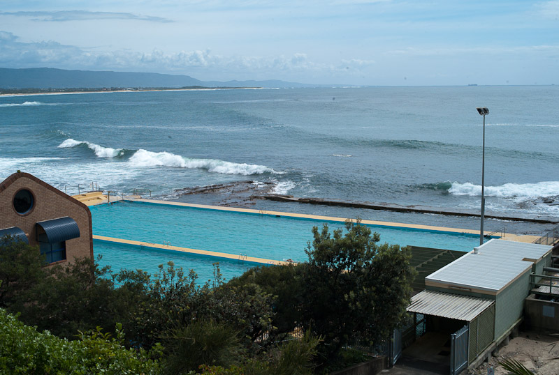 L1011869.jpg - Seen everywhere along the cost, swimmingpools almost in the sea ... a little protected from the sharks ...