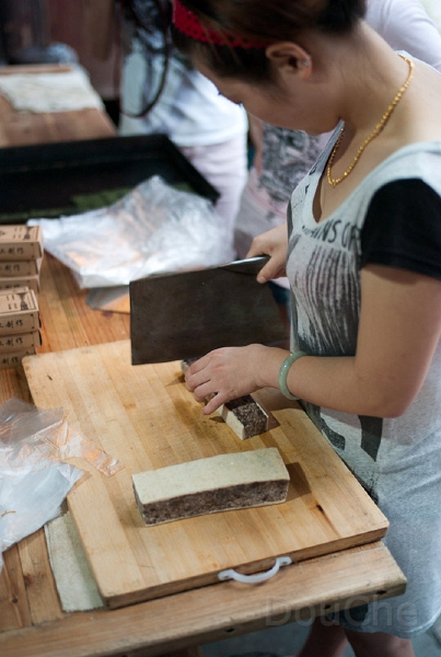 L1010255.jpg - Cutting the sweets