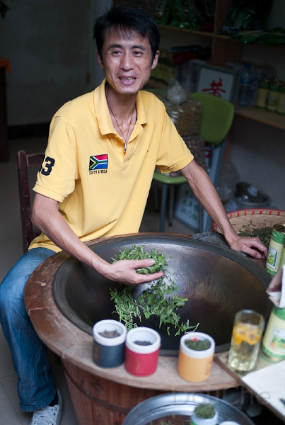 L1010309.jpg - The process of drying tea ...