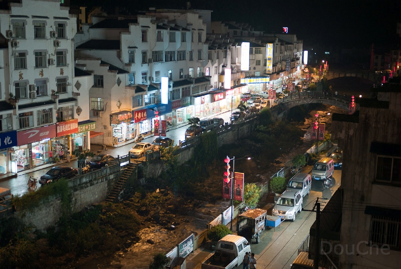 L1010199.jpg - Back in town ...