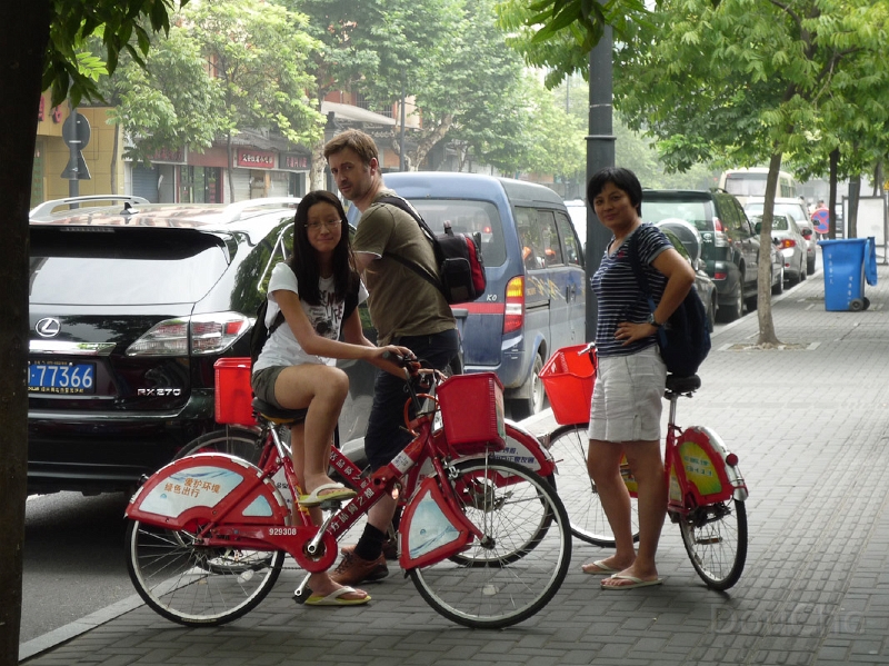 P1120162.jpg - Driving completely around the west lake