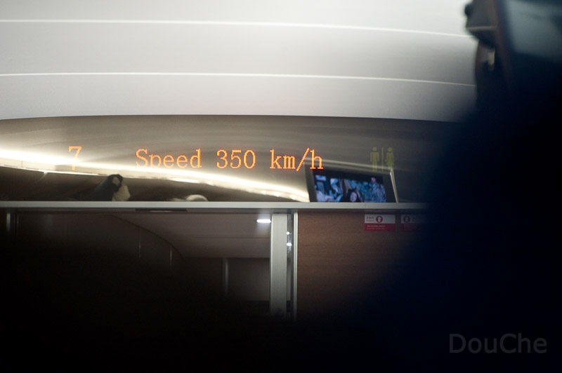 DSC_5711.jpg - Mostly driving at 310 km/h, but reaching peaks of a dizzling 350 km/h !!!!