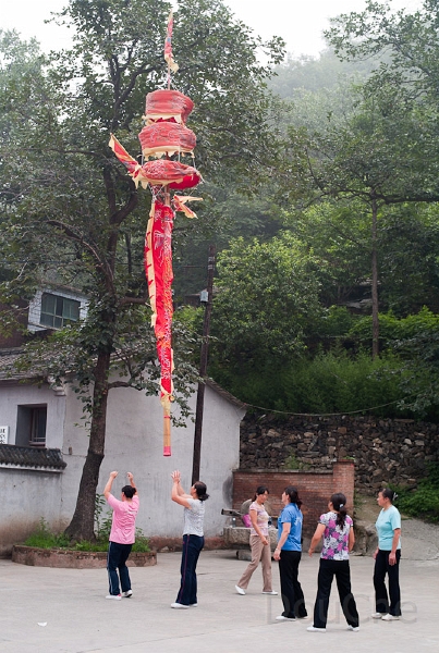 L1010841.jpg - A folklore activity usually done by men, but in this village by woman ... throwing a high bamboo stick ...