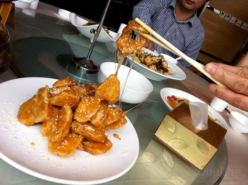 IMG_0833.jpg - ... when taking pieces, threads of sugar form ...