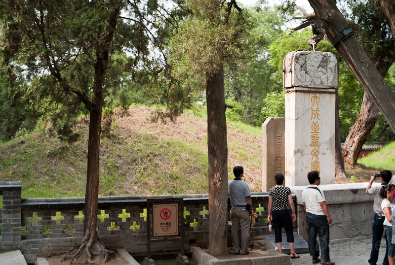 L1010019.jpg - The place were Confucius is supposed to be burried ...