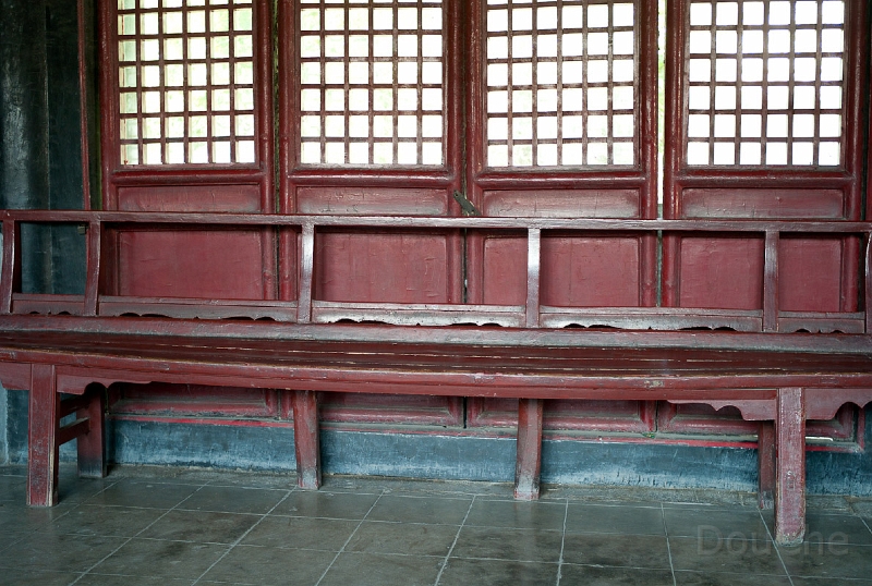L1009978.jpg - The cold chair ... people who wanted the visit the family but who were not really welcome were asked to wait here ... and they waited forever ...