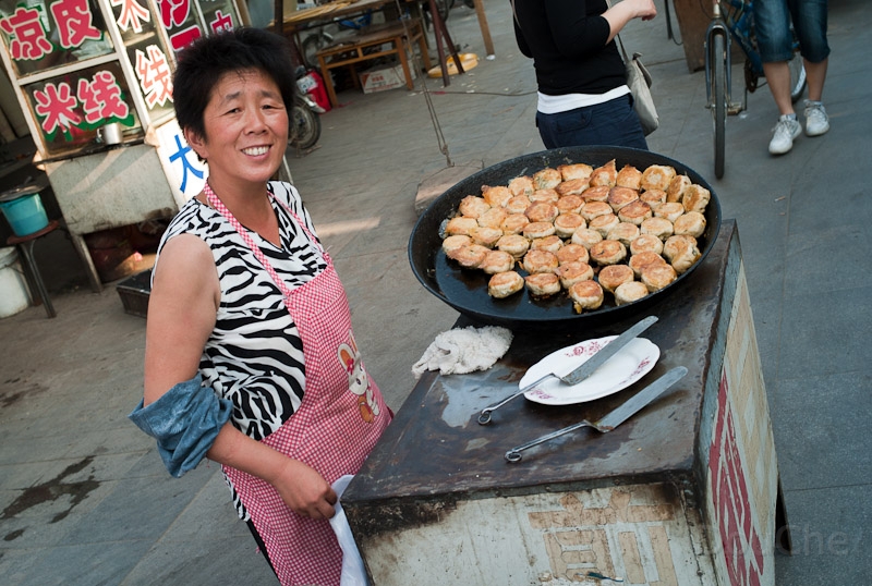 L1009866.jpg - Selling something fried