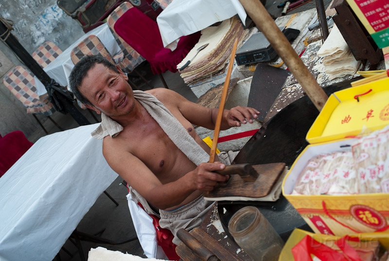 L1009868.jpg - Making very thin pancakes