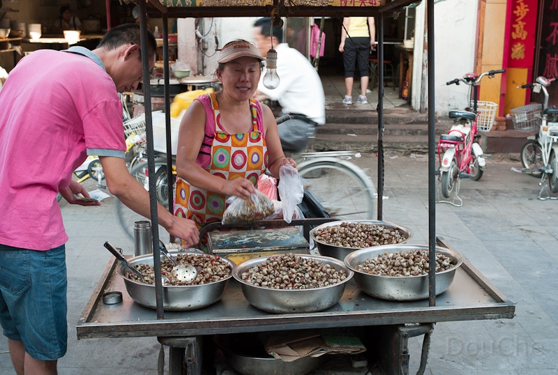 L1009869.jpg - Selling snails