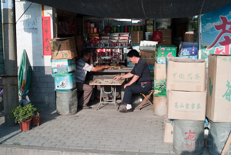L1009875.jpg - Playing chess while waiting for customers