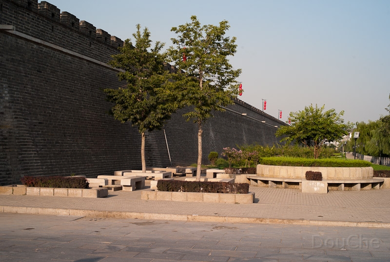 L1009876.jpg - The city walls