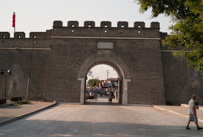 L1009877.jpg - And a gate to get through the wall