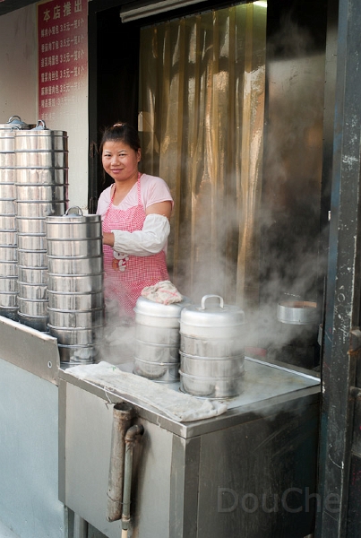 L1009884.jpg - Selling steamed stuff ...
