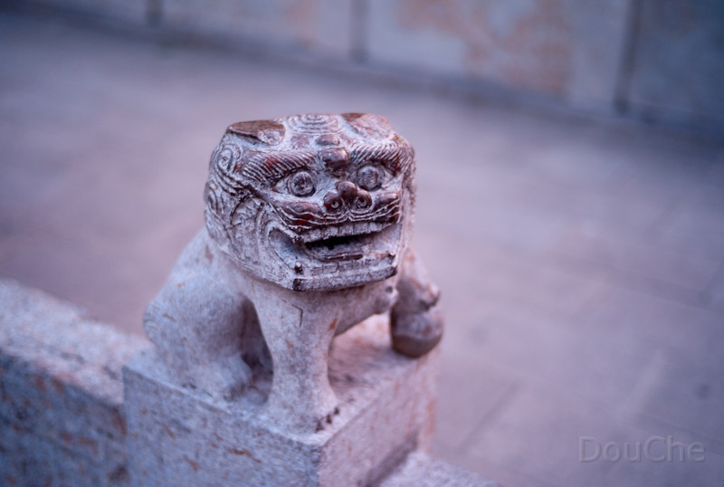 L1009902.jpg - Small statue somewhere on a bridge