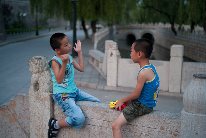 L1009908.jpg - Two Confucius boys in spe ... having a interesting philosophical discussion ...